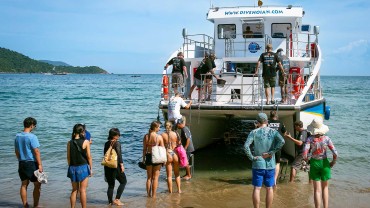 Blue Coral Diving - PADI Dive Center Hoi An Vietnam | Hoi An Diving Center Scuba Boat Clients getting onboard.