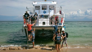 Blue Coral Diving - PADI Dive Center Hoi An Vietnam | Hoi An Diving Center Scuba Boat Clients getting onboard.
