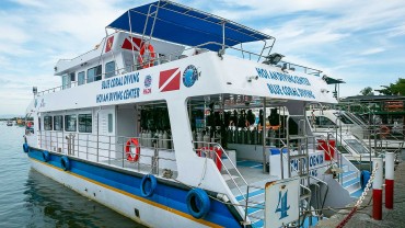 Blue Coral Diving - PADI Dive Center Hoi An Vietnam | Hoi An Diving Center Scuba Boat docked on the river - side view
