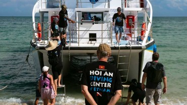 Blue Coral Diving - PADI Dive Center Hoi An Vietnam | Hoi An Diving Center | Customers getting on Scuba Diving boat at the beach in Hoi An Vietnam