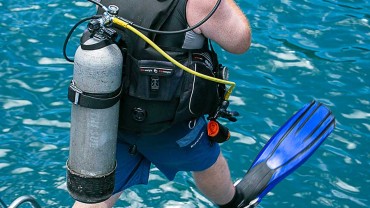Blue Coral Diving - PADI Dive Center Hoi An Vietnam | Hoi An Diving Center | Giant stride water entry from the stern of ou scuba Diving boat.