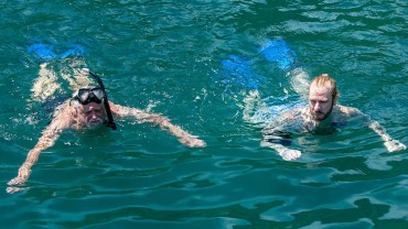 Blue Coral Diving - PADI Dive Center Hoi An Vietnam | 2 snorkelers enjoying clear waters in Hoi An