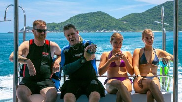 Blue Coral Diving - PADI Dive Center Hoi An Vietnam | 4 Scuba Divers resting after a dive | Surface Interval.